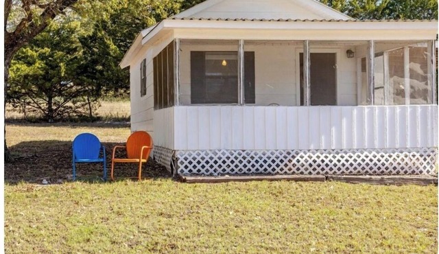 Charming studio in Mannsville OK, w/Starlink internet & cozy queen bed.