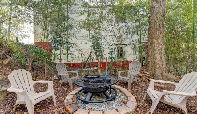 Cheerful 2-Bedroom Midtown Home- Sleeps 7