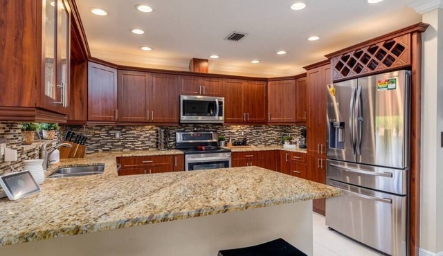 Cheerful 3 Bedroom Home less than a mile to WEF
