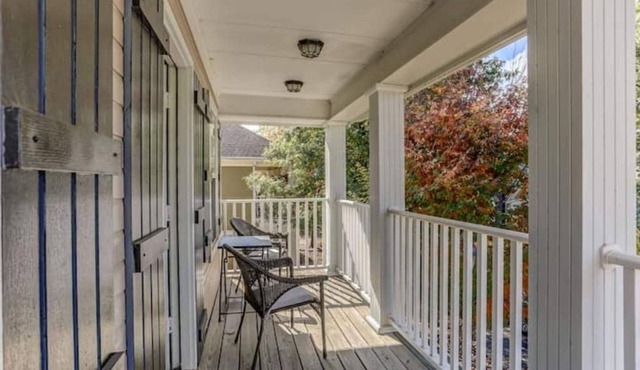 Cheerful Downtown 2 bedroom with private backyard