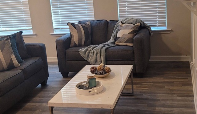 Cheerful Newly Built Townhome Minutes from Atlanta International Airport ✈