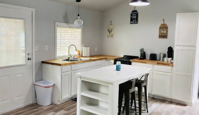 Cheerful One Bedroom Remodeled Tiny Home, close to everything!