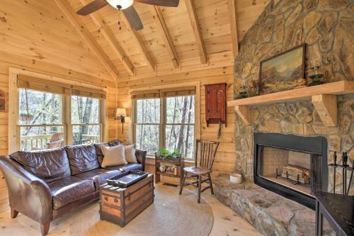 Cherry Log Couple’s Cabin Near Hiking & Waterfalls