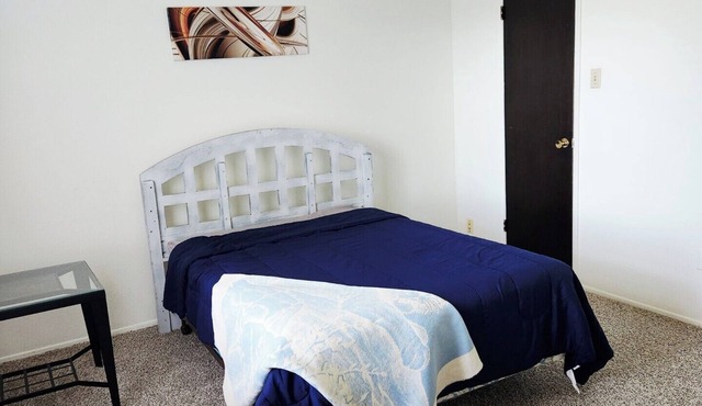 Chic 1- Queen Bed, Non Smoking-Near Airport, Kitchen, Twin Bed