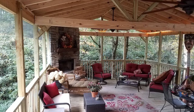 Chic Cottage 1.4 miles to downtown