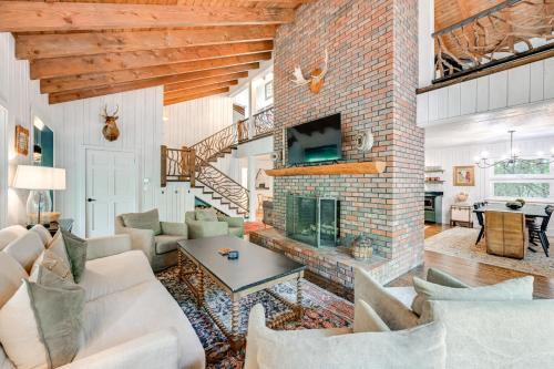 Chic Highlands Cabin Retreat w/Deck + Office!