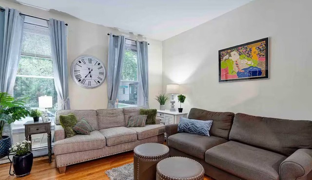 Chic large 1100 sq ft 1. Bedroom sleeps 5 near lake