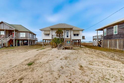 Chic Waterfront Dauphin Island cottage on white sandy beach
