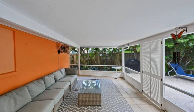 Cinderella's Beach Cottage Heated Pool minutes from BEACH!!!