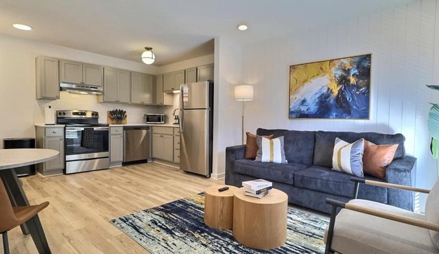 City Retreat, Free Parking, Near Downtown Hotspots