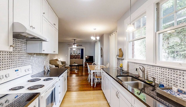 Classic cottage with large yard, fast WiFi, washer/dryer, & central AC