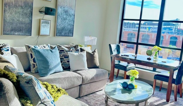 Clean King Penthouse, City Views, Free Parking, World Cup Location, 5 min MBENZ