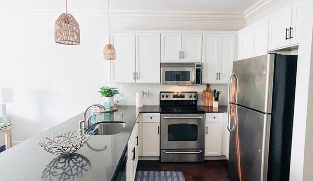 Close to Campus-newly professionally decorated-sleeps 6 -no stairs!