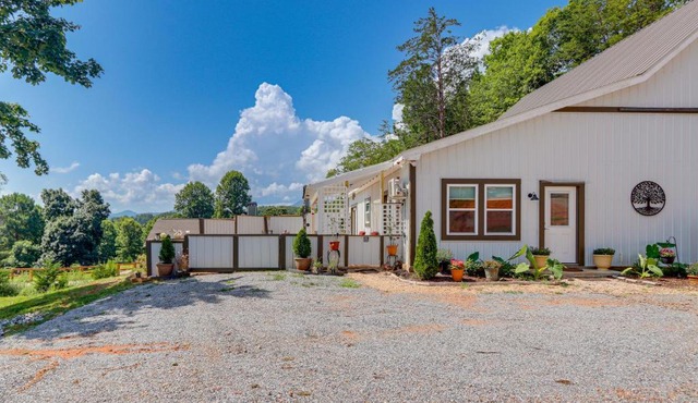Close to Lake Chatuge! Modern Hillside Barndo Apt!
