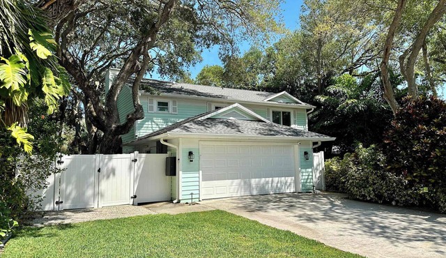 Coastal 3-bedroom cottage 4 blocks from the Beach w/Mini Golf in Vero Beach