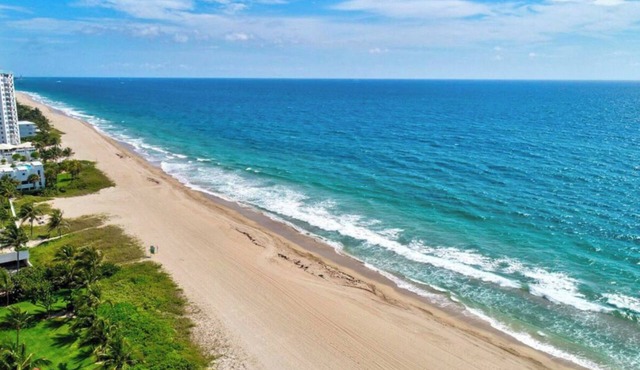 Coconut Oasis Across from the Beach - Luxury 3-bedroom Chef's Kitchen & Privacy.