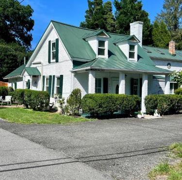 Colonial 3BR House with tub,Fast Wi-Fi next to The INN