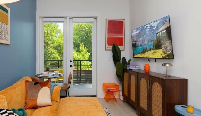 Color Pop Loft, King Bed, NoDa, Free Parking, Rooftop & Terrace