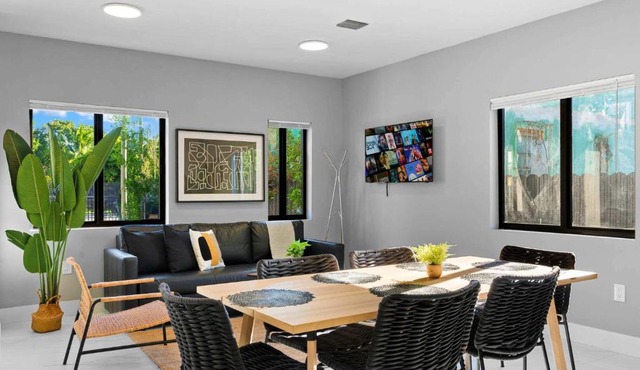 Comfortable Townhouse - Free Parking Included