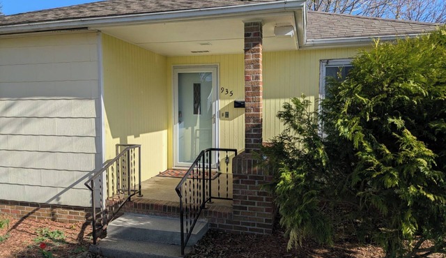 Completely updated 2-bedroom house in Fairmont with garage