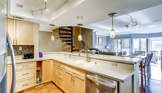 Condo w/bay view and balcony - close to the beach