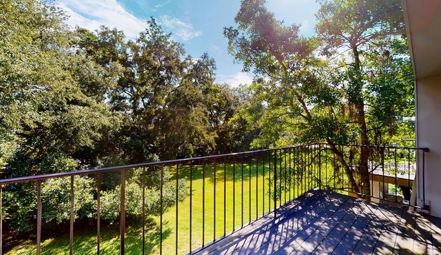 Condo with central AC, washer/dryer, shared outdoor pool, & on-site golf