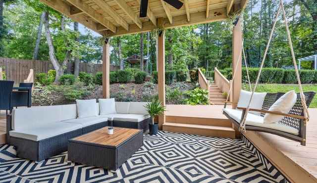 Convenient City Retreat with MASSIVE Backyard, 10 mins from Airport