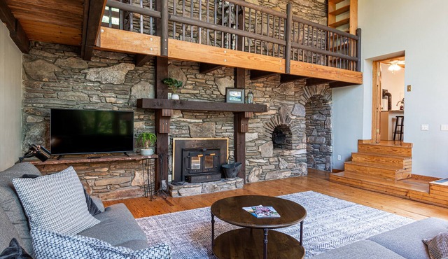 Cool Mountain Lodge just 2 Mi to Blk Mt. Hot Tub-Fire Pit 2 King Suites Pet OK.