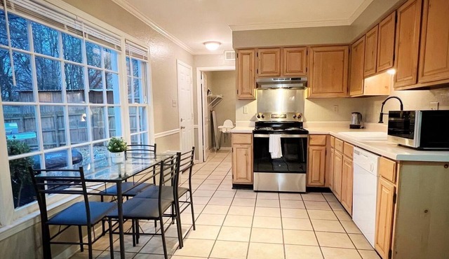 Cordova! Modern 3BR, Hot tub&bbq