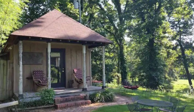 Cottage on riverbank one mile from Clarksdale in gated community