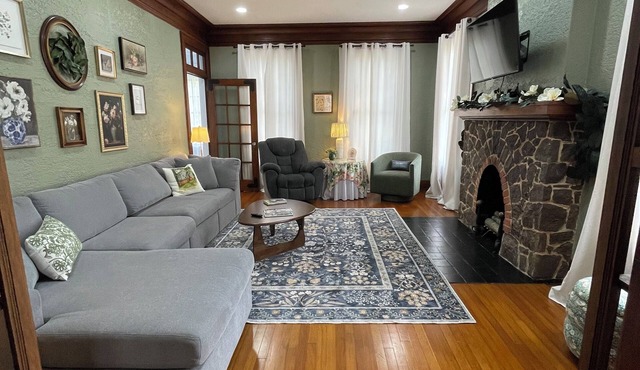 Cottage Retreat in Meridian - where vintage charm meets modern comfort. Sleeps 6
