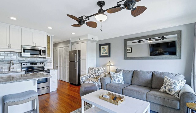 Couples Dream Getaway - Views & Short Distance to Beach - King, Top Flr - A339