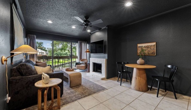 Couples Lakefront Conroe Retreat