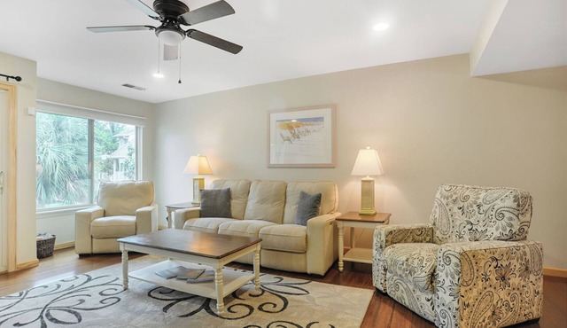 Courtside 81- Short Walk to the Beach- 2 BR 2.5 BA Updated Townhouse