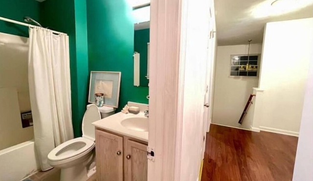 Cozy 1 Bed w/ Fast Wifi & Free Parking