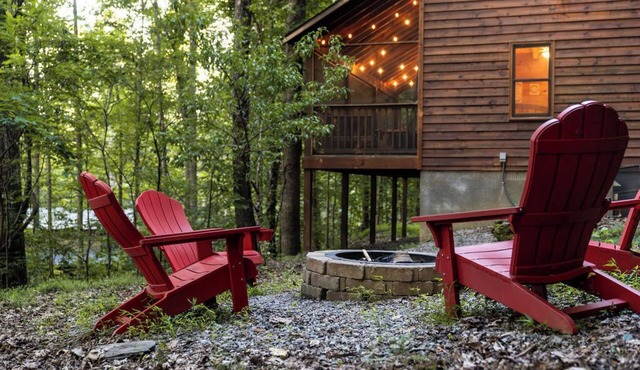 Cozy 2-bedroom cabin with WiFi, firepit, and more in Blairsville!