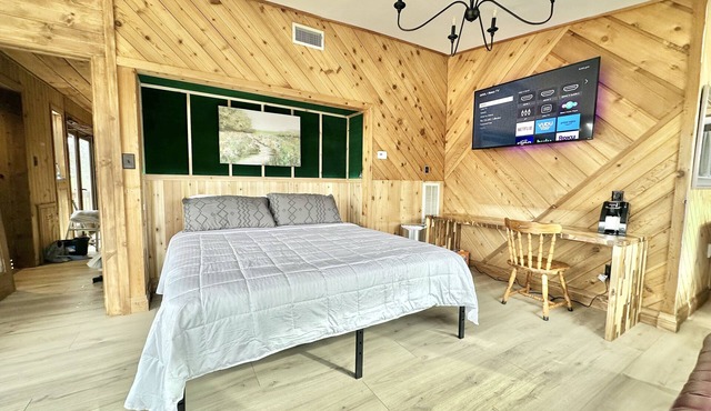 Cozy 2-bedroom Rooftop apartment in charming Old Mill Village, Campobello