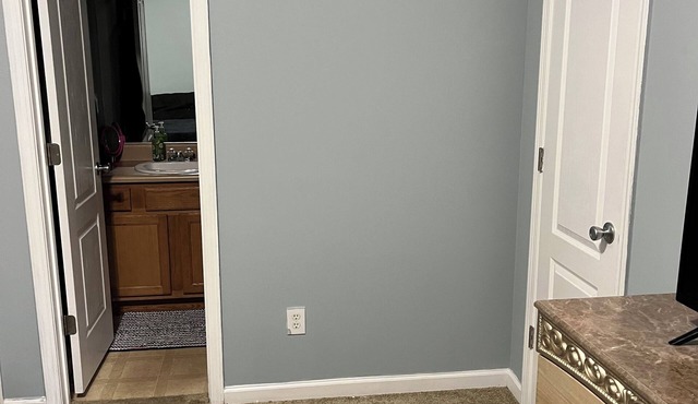 Cozy 2-bedroom townhome with WiFi, AC in soothing College Park