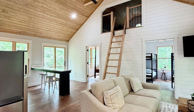 Cozy 2 BR Wooded Escape with pool - Only 11 min to Clemson
