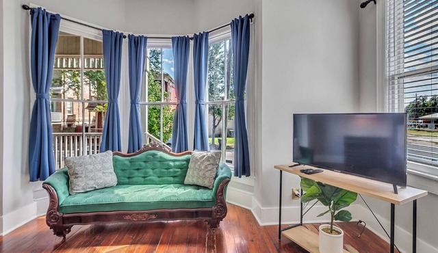 Cozy and Comfortable, 2 bedroom, screened porch, Walk to Forsyth Park