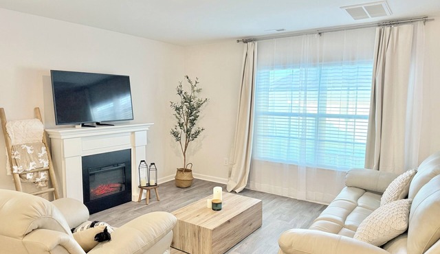 Cozy and relaxing park side retreat. Fenced in yard.