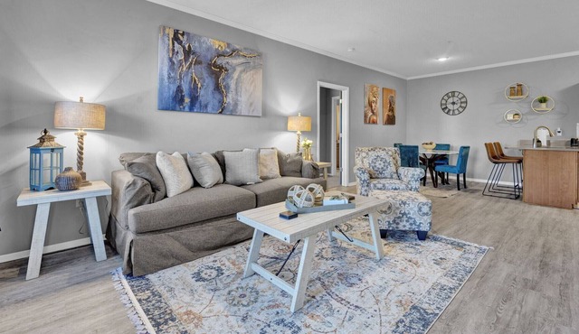 Cozy apt Dwtwn w/Views of MEM bridge and BassPro