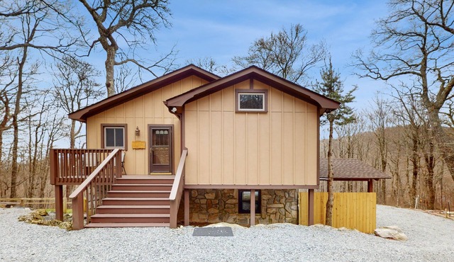 Cozy cabin in the blue ridge mountains close by lifts, golf, and zip-line
