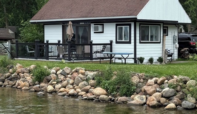 Cozy cabin steps from the lake!