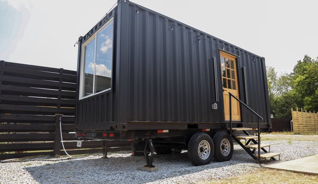 Cozy Container Home Retreat: A Stylish Haven for Urban Explorers