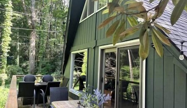 Cozy Cottage w Hot Tub, 5 min walk to Main St