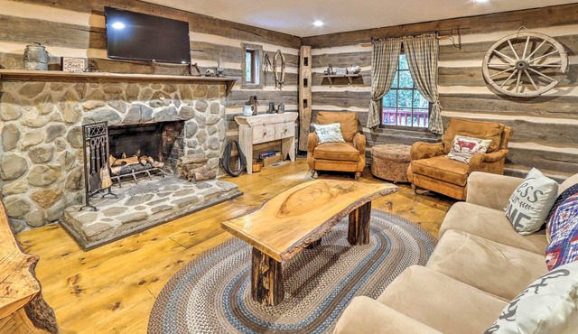 Cozy Creekside Mountain Escape w/Hot Tub!