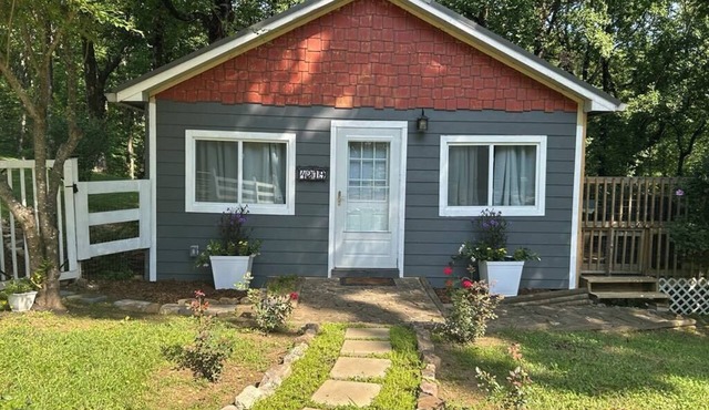 Cozy Guest House cabin on 15 acre farm-stay Sanctuary