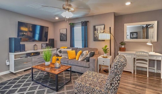Cozy Haven Attached to Million Home - South Tampa