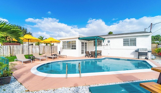 Cozy Hollywood Private Pool Retreat - Ping pong